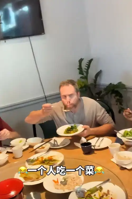  没见识老外吃中餐每人一盘菜,还有人独占一锅烤鱼,评论区炸锅