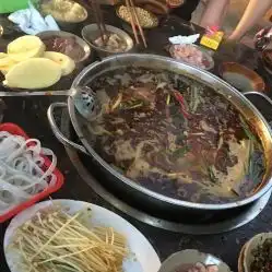  农村老式火锅假期和家人吃老式铜火锅,120元点了2斤肉,看看是真羊肉吗