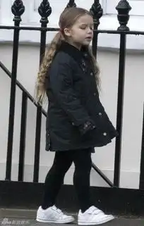 公主终于落地小贝携两子上街哈珀碎碎念表情鬼马 公主终于落地小贝携两子上街哈珀碎碎念表情鬼马