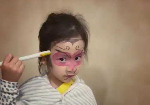  多多给妹妹化妆,多妹眉角飞扬,翻白眼,孙莉捂脸称是灰姑娘继母