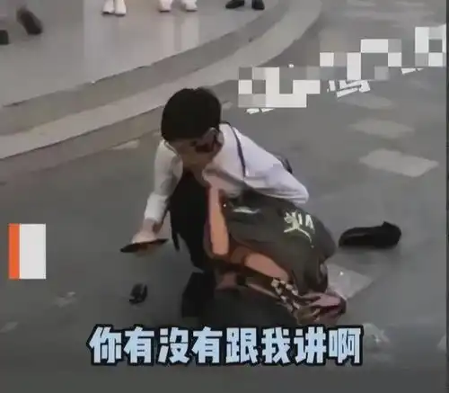  惊流浪汉被2男子扇耳光脚踹跪地,光头男身份成谜保安山西网易订阅