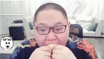  pdd面无表情吃柠檬,结果一下没绷住,表情让网友直呼过瘾