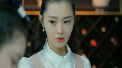  美女吃到包着辣椒的饺子,还不能说,这表情太可爱了