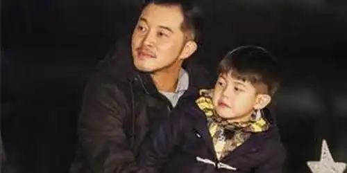  爸爸小鱼儿唱歌表情呆萌安吉嫌弃沙溢引爆笑