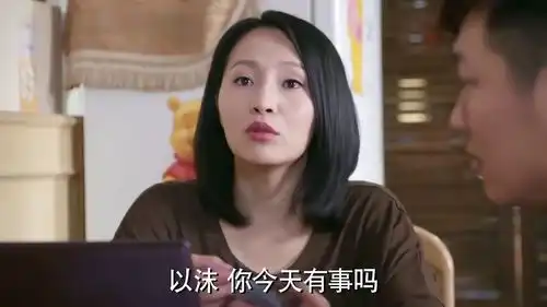  美女看见姐姐正苦恼,万万没想到她拿过单子一看,立马有所明白