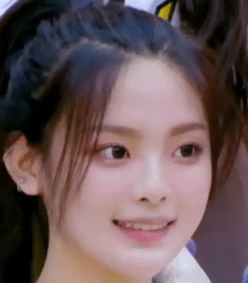  各团都有表情包担当,火箭少女杨超越,硬糖少女张艺凡,看到百分九收图了