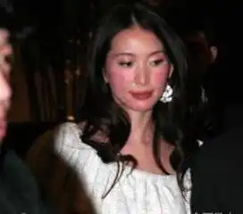  那英当众踹人怎么回事网友明星也是人啊