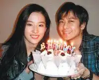 刘亦菲和十大帅哥男星情侣般亲密合照 刘亦菲和十大帅哥男星情侣般亲密合照