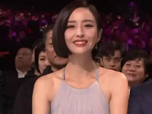  照妖镜下女星,阚清子烈焰红唇气场大开,迪丽热巴表情失控