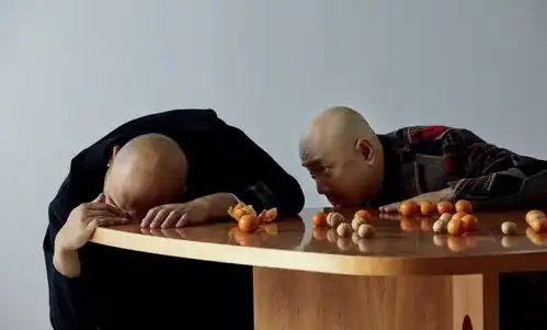  囧妈网络首播,上线口碑不佳,徐峥时尚大片曝光,画风搞怪滑稽