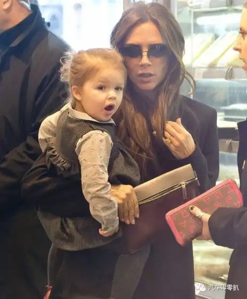  小七在小贝怀中惊艳世界,但在贝嫂怀中却让我们看到不一样的小七