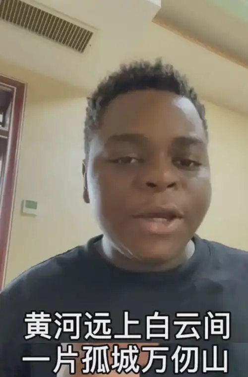  战狼2小黑长大了出行背名牌包太阔绰,东北口音充满喜感