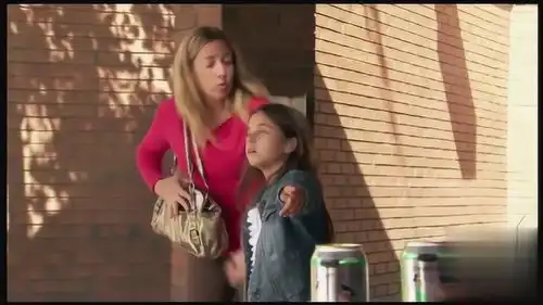  小美女表演魔术,易拉罐的瞬间击破,表情真是太可爱了