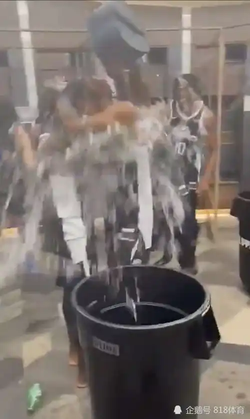  最靓的仔曼恩回更衣室被全队疯狂浇水庆祝,老大小卡面无表情鼓掌