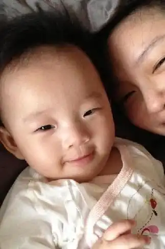  大s晒女儿甜笑照小玥儿表情像极爸爸汪小菲