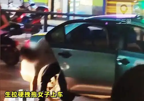  湖南男子当街踢踹妻子,强行拖拽上出租车,围观路人不敢吱声