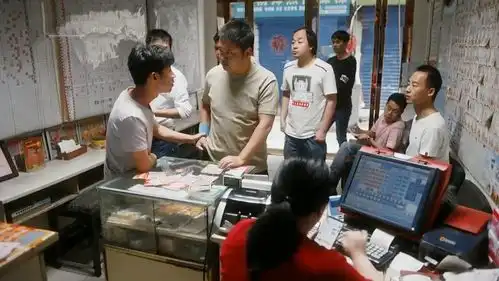 装台穷小伙买彩票想走运,伙计笑傻子才信,彩迷们表情瞬间亮了